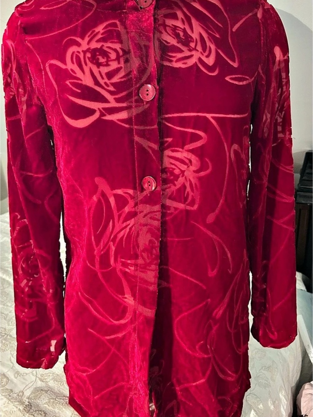 choices Floral Velvet-Look Blouse in Red